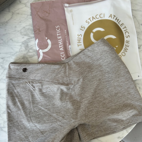 Stacci Athletics by Linn Lowes Nori Pocket Short - Large - Picture 1 of 4